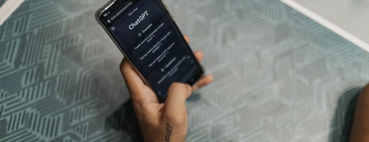 Bertanya ke asisten AI di ponsel