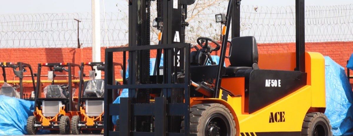 Forklift di gudang